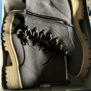 Universal Thread Parker boots